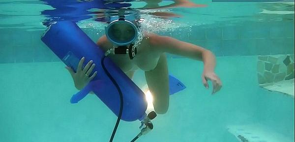  Minnie Manga blows dildo underwater